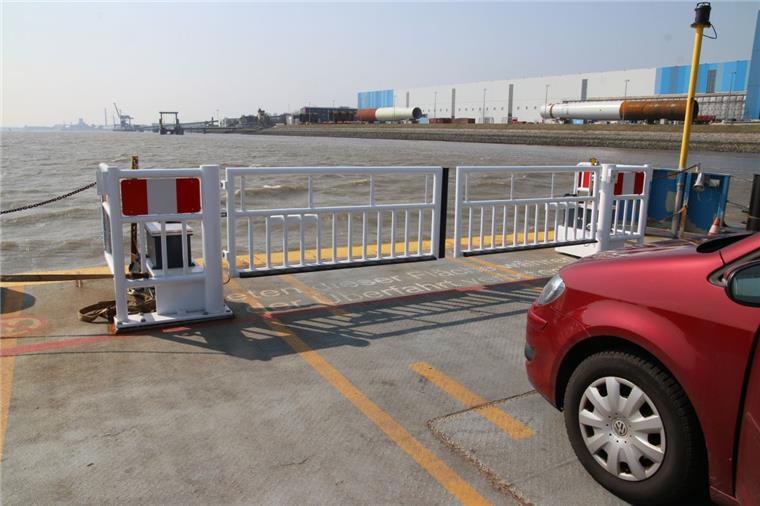 Mehr Sicherheit auf der Weserfähre zwischen Bremerhaven und Nordenham Die neuen Zufahrtstore auf den Weser-Fährschiffen öffnen sich elektronisch am Anleger. Dann dauert es 18 Sekunden, bis die Pforten geöffnet sind.