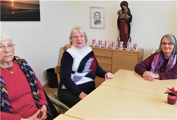 Die Neuigkeiten und Bilder vom Krieg in der Ukraine und den Menschen auf der Flucht wecken in Berti Kluth, Christine Theuerkauf und Ingrid Janke (von links) Erinnerungen an eigenen Erlebnisse im und nach dem Zweiten Weltkrieg.