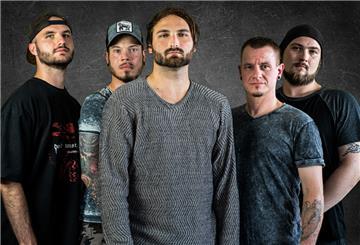 Die Newcomer Band Daze, bestehend aus Elias Zehl, Pascal Fischer, Julian Kluge, Marco Wolanski und Kim Frese (v.li.), feiert am Samstag die Veröffentlichung ihres ersten Albums mit einem Konzert in der Jahnhalle. Foto: momentcatcher