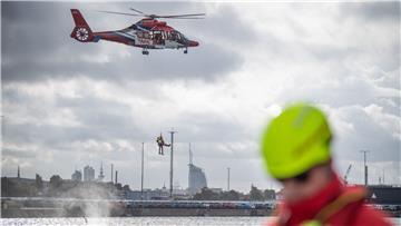 Helikopter schweb über Hafenbecken