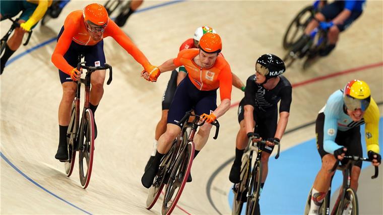 Disqualifikation nach Kopfstoß im Madison-Finale Die Niederländer Jan Willem van Schip (l) und Yoeri Havik und im Madison-Finale der Männer.