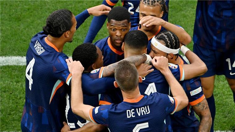 Kinderkunst und BVB-Doppelpacker: Oranje-Träume am Titel-Ort Die Niederländer setzten sich klar gegen Rumänien durch.