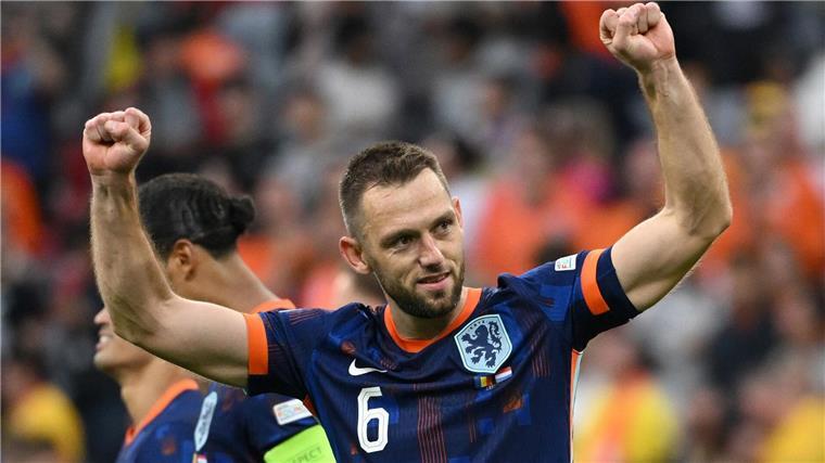 Niederlande jubeln über 3:0 - Erstes Viertelfinale seit 2008 Die niederländische Defensive um Stefan de Vrij blieb ohne Gegentor.