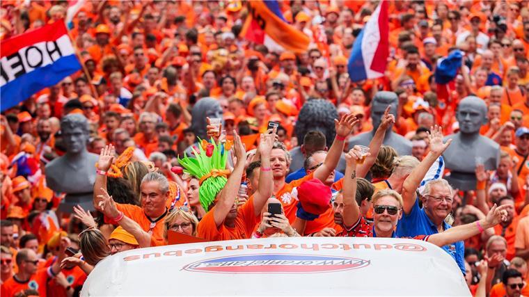 Chip im Ball, Fanpartys, Rumpelkicks: Was bleibt von der EM? Die niederländischen Fans wurden mit ihren EM-Partys legendär