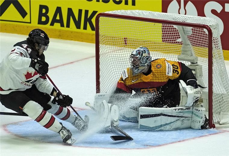Nach WM-Auftakt-Niederlage: Eishockey-Team trifft auf Slowakei Die Niederlage gegen Kanada ist abgehakt: Am Abend trifft das deutsche Team um Torwart Philipp Grubauer (rechts) auf die Slowakei.