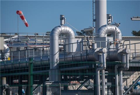 Rohrsysteme und Absperrvorrichtungen in der Gasempfangsstation der Ostseepipeline Nord Stream 1 und der Übernahmestation der Ferngasleitung OPAL (Ostsee-Pipeline-Anbindungsleitung) stehen in der Sonne.