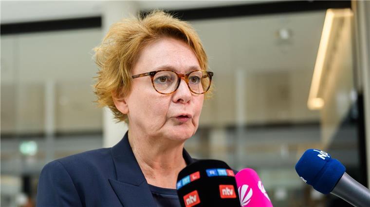 Erneute Durchsuchungen bei Polizisten wegen Chatgruppe Die niedersächsische Polizei geht konsequent gegen Verfassungsfeinde vor – auch in den eigenen Reihen, sagt Ministerin Behrens. (Archivbild)