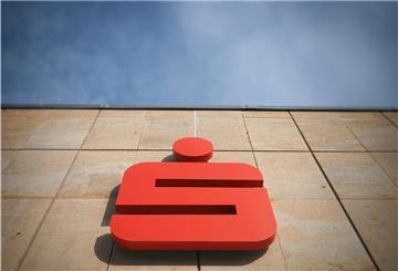 Das Logo der Sparkasse an der Hauswand einer Filiale in der Innenstadt.