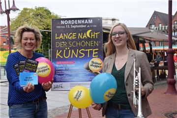 Die NMT-Auszubildende Annika Ahrends (rechts) hat die „Lange Nacht der schönen Künste“ federführend organisiert und wurde dabei von NMT-Geschäftsführerin Ilona Tetzlaff unterstützt. 