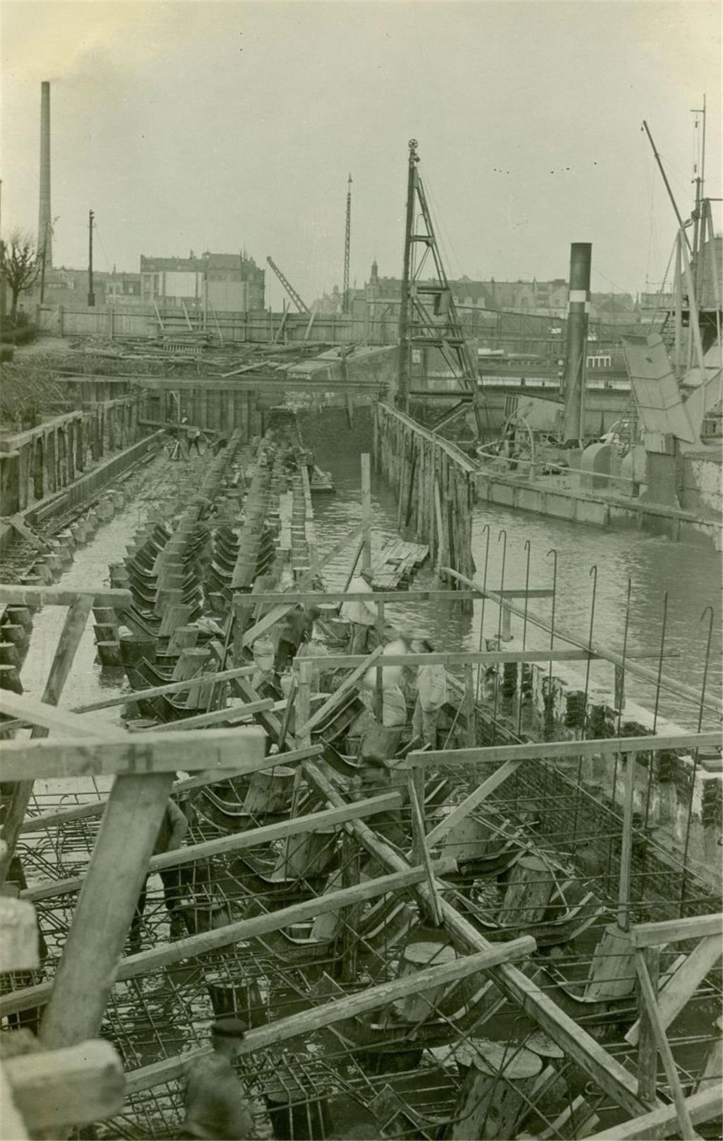 Die nördliche Kaje des Vorhafens zum Neuen Hafen im Bau.