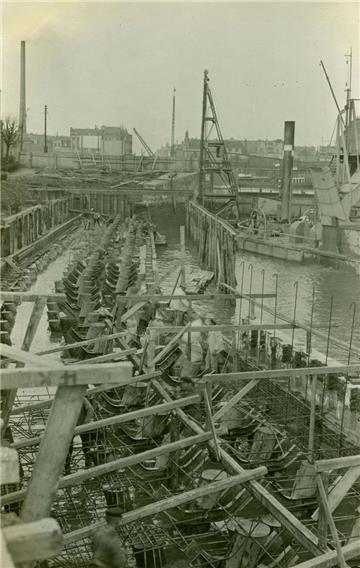 Die nördliche Kaje des Vorhafens zum Neuen Hafen im Bau.
