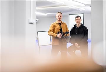 Die norddeutschen Filmemacher Sebastian Mannchen (30, links) und Leroy Bentley (29) in ihrem Studio in Altenwalde. Die beiden haben die achtteilige Filmreihe „Geestemünde tanzt“ gefilmt.