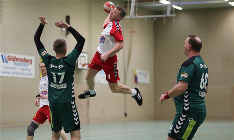 Die Nordenhamer Männermannschaft (weiße Trikots) kämpft um den Klassenerhalt in der Regionsliga. Sie belegt in der zweittiefsten Klasse einen Abstiegsplatz.