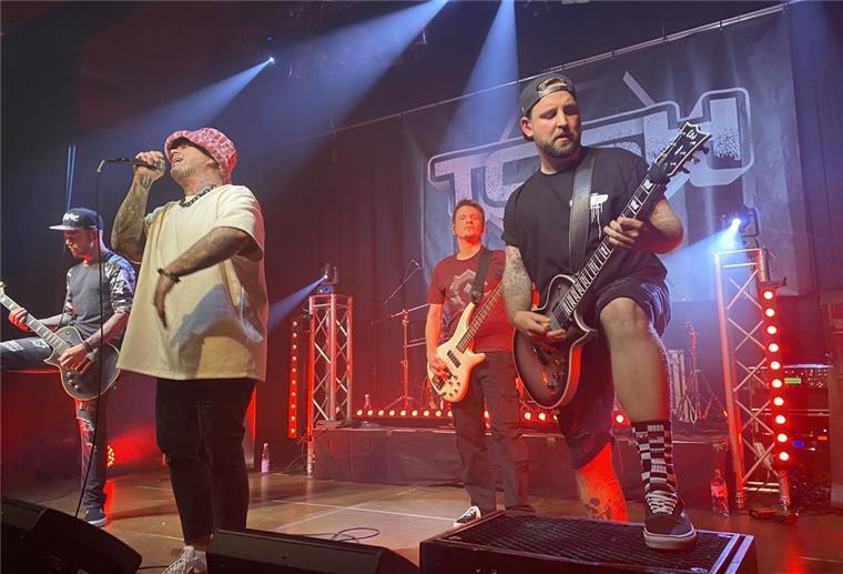 Erfolgreicher Comeback-Abend für Nordenhamer Band Die Nordenhamer Metalband "Tosh" hatte am vergangenen Samstag ihr Comeback-Konzert in der Jahnhalle.