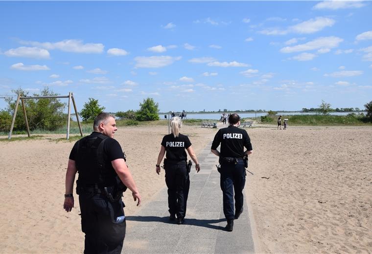 Vatertag: Polizei zieht positives Fazit Die Nordenhamer Polizei hat sich am Nachmittag am Weserstrand umgesehen. Dort ging es gegen 14 Uhr im Vergleich zu den Vorjahren deutlich ruhiger zu.