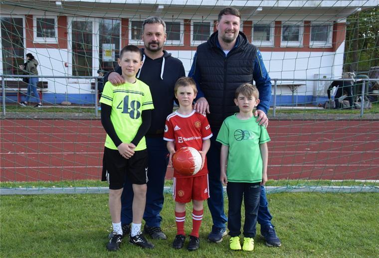 Geflüchtete ukrainische Kinder spielen in Nordenham Fußball Die Nordenhamer Trainer Mirza Vejzovic (links) und Mike Strahlmann freuen sich über ihre neuen Mannschaftsmitglieder Vladyslav, Nazar und Artjom.