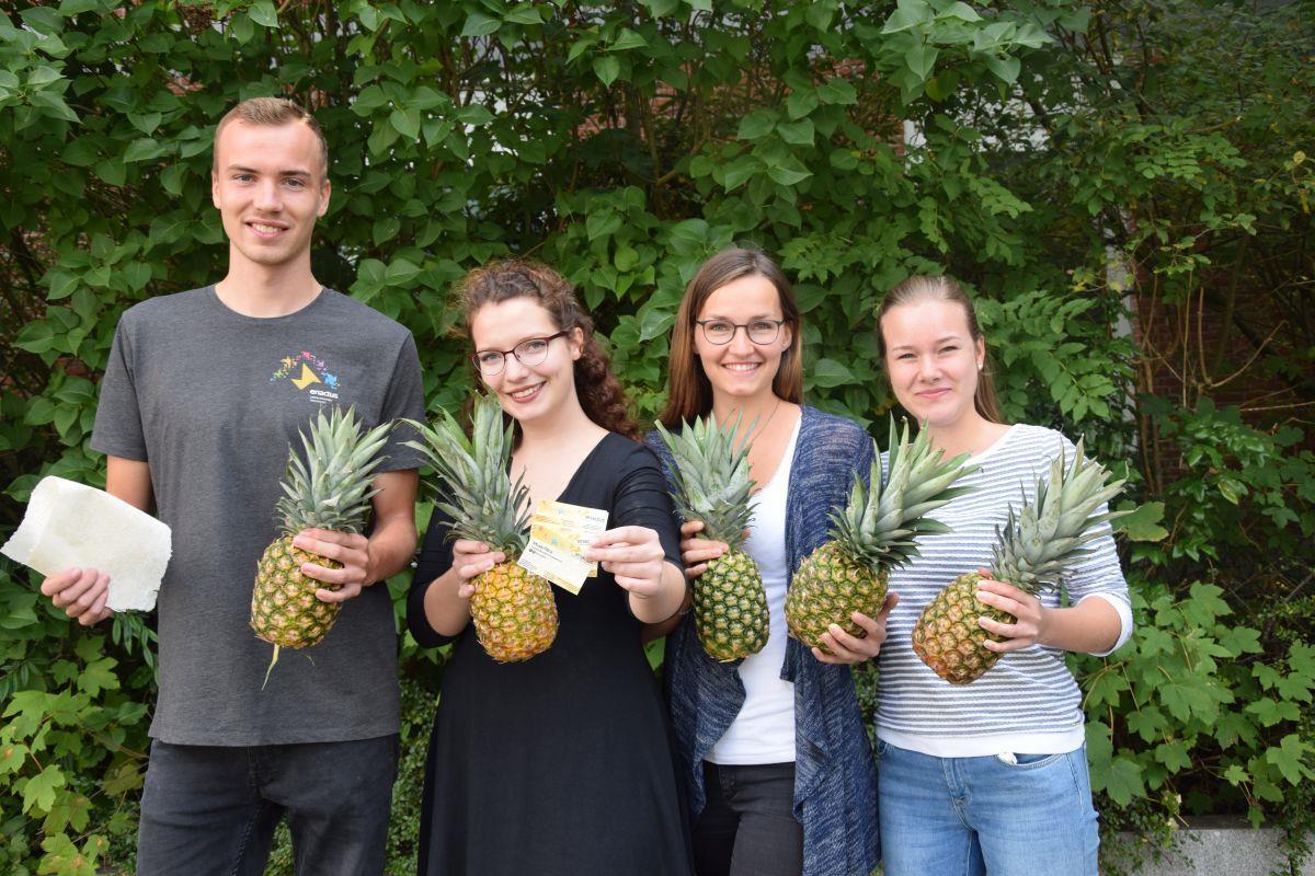 Wie aus Ananas-Blättern nachhaltige Visitenkarten werden Die Nordenhamerin Laurien Czichon (Zweite von rechts) und ihre Studienkollegen Niklas Tegtmeier (von links), Merit Ulmer und Ann-Cathrin Burk haben eine Möglichkeit entwickelt, aus Ananaskronen diverse Papierprodukte herzustellen.