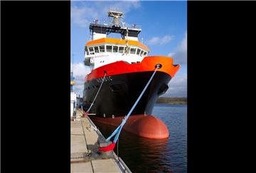 Die "Nordic" schleppt den havarierten Frachter "Santorini" nach Bremerhaven.