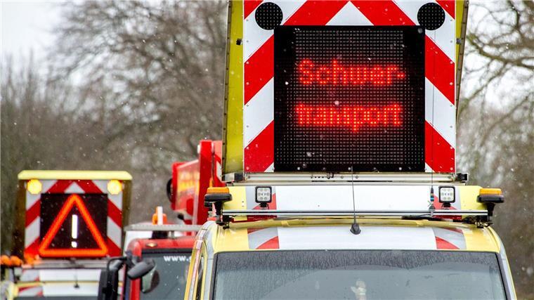 Zu lang für Autobahnabfahrten? Transporte mit Rotorblättern Die Nordländer sehen den Bund in der Pflicht, Anschlussstellen an Autobahnen für die Energiewende baulich anzupassen - die Autobahngesellschaft widerspricht. (Archivbild)