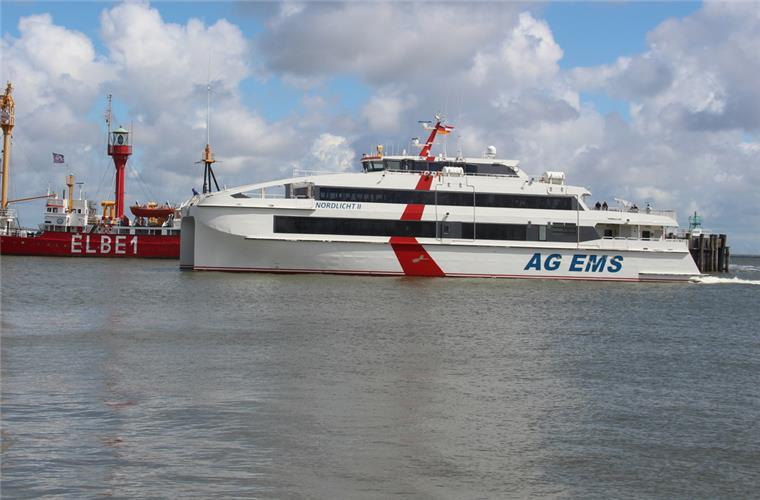 Die „Nordlicht II“ fährt nach Helgoland „Nordlicht II“ in Cuxhaven