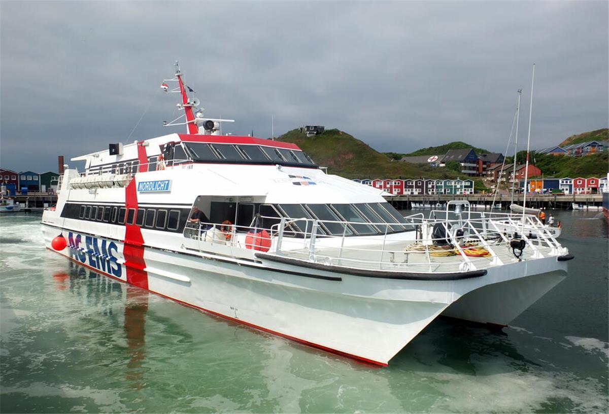 Per Schiff nach Helgoland! Was hinter dem überraschenden Wechsel der Fähre steckt Katamaran Nordlicht. Die „Nordlicht II“ übernimmt jetzt die Helgoland-Strecke – mehr Platz und Komfort für Urlauber!