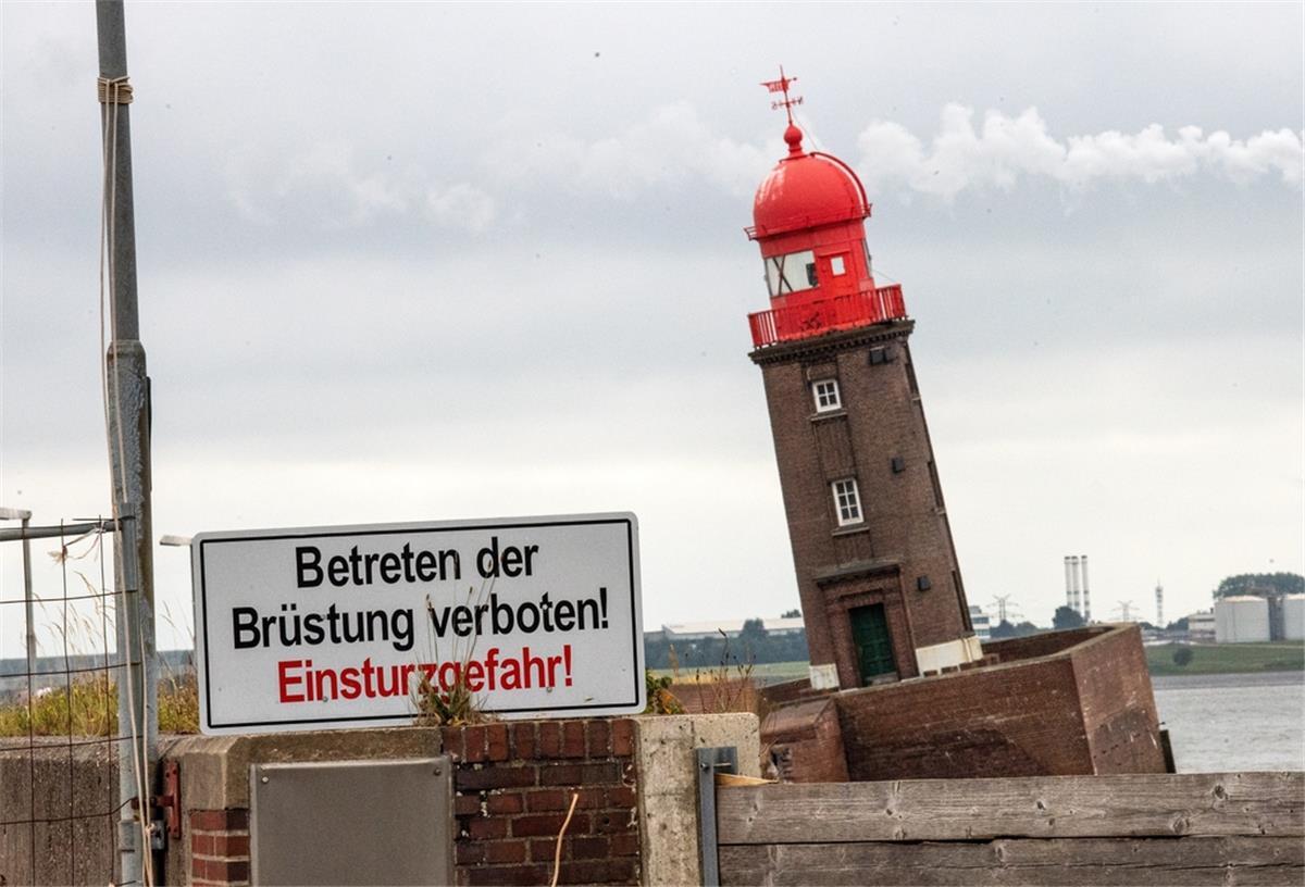 Bangen um den Moleturm - er kann jederzeit kippen Der kleine Leuchtturm steht in Schieflage, davor steht ein Schild mit der Aufschrift: Betreten der Brüstung verboten! Einsturzgefahr!