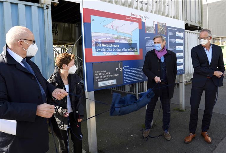 Auszeichnung für die Nordschleuse Die Nordschleuse ist nun ein historisches Wahrzeichen: Eine Tafel am Container-Aussichtsturm stellt die Baukunst von Ingenieuren heraus.