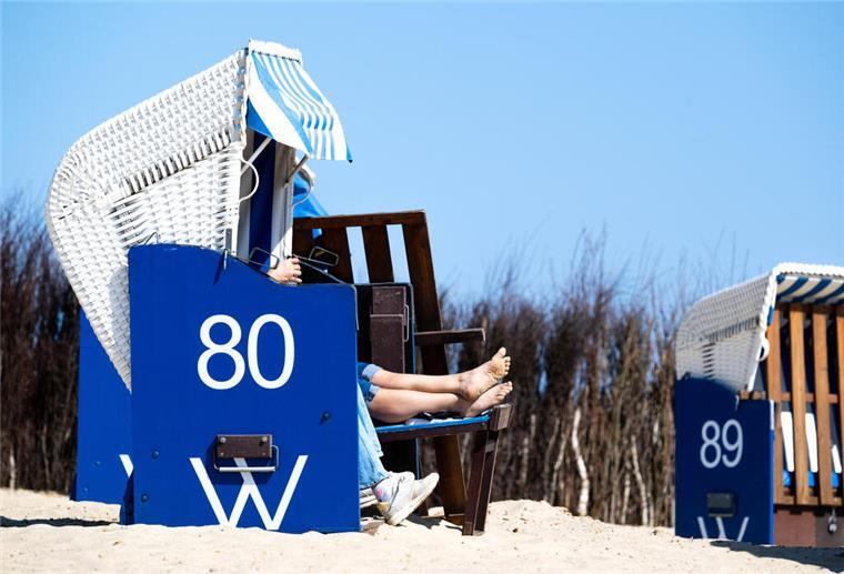 Studie enthüllt: Das macht den durchschnittlichen Nordsee-Urlauber aus Menschen sitzen in einem Strandkorb am Strand.