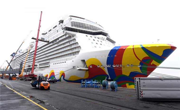 Kreuzfahrtschiff „Norwegian Encore“ muss Probe fahren Die "Norwegian Encore" in Bremerhaven an der Columbuskaje. Das Kreuzfahrtschiff liegt derzeit zum Neubau in der Meyer Werft.
