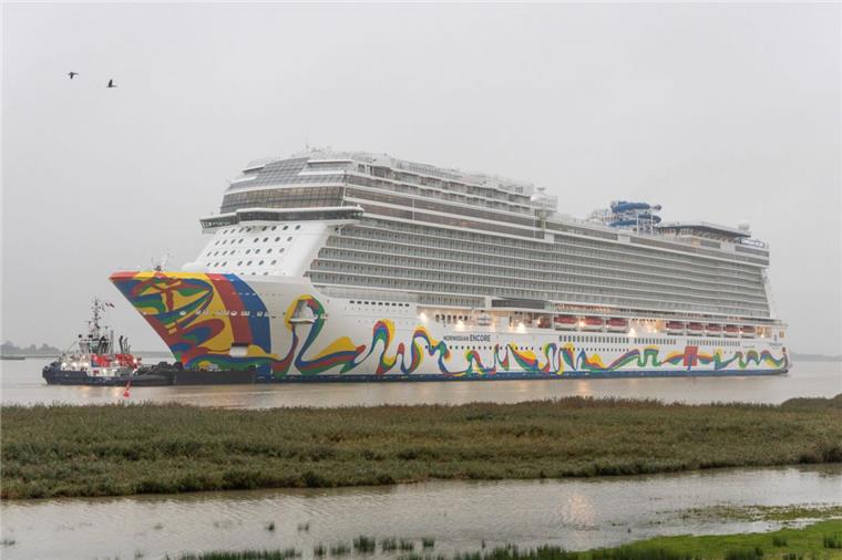 "Norwegian Encore" kommt erst Samstag nach Bremerhaven Die «Norwegian Encore» , neuester Kreuzfahrtriese der Meyer Werft, wird am Samstag wieder in Bremerhaven erwartet. Das Schiff hat Platz für 4000 Passagiere. Ende Oktober steht die Übergabe des Schiffes in Bremerhaven an die Reederei Norwegian Cruise Lines an.