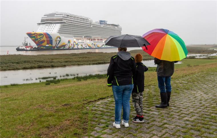 Kreuzfahrtschiff: "Norwegian Encore" bekommt Polizeieskorte Die "Norwegian Encore" wird in langsamer Rückwärtsfahrt auf der Ems in die Nordsee überführt.