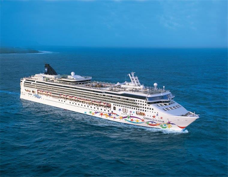 Touristin fällt von Kreuzfahrtschiff und treibt zehn Stunden im Wasser Die "Norwegian Star" auf See.