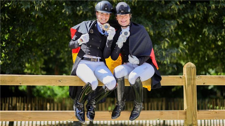Weltrangliste: Werth verdrängt Doppel-Olympiasiegerin Die Nummer zwei und die Nummer eins der Weltrangliste: Jessica von Bredow-Werndl (l) und Isabell Werth.