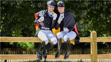 Die Nummer zwei und die Nummer eins der Weltrangliste: Jessica von Bredow-Werndl (l) und Isabell Werth.