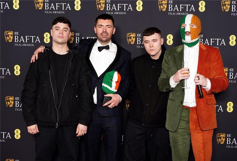 Aufruf zu Mord? Terror-Ermittlungen gegen nordirische Rapper Die nun ins Visier von Ermittlungen geratene Band Kneecap wurde gemeinsam mit Regisseur und Autor Rich Peppiatt (Zweiter von links) bei den Bafta-Awards für einen gemeinsamen Film ausgezeichnet.