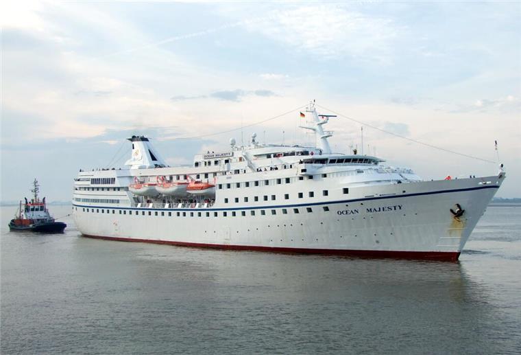 Kreuzfahrtschiff mit Tradition: Der „Ocean Majesty“ droht die Verschrottung Ein Kreuzfahrtschiff mit einem Schlepper.