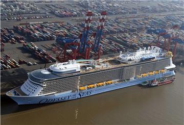 Die „Odyssey of the Seas“ liegt am Containerterminal. Das Kreuzfahrtschiff ist am Mittwoch in Bremerhaven angekommen.