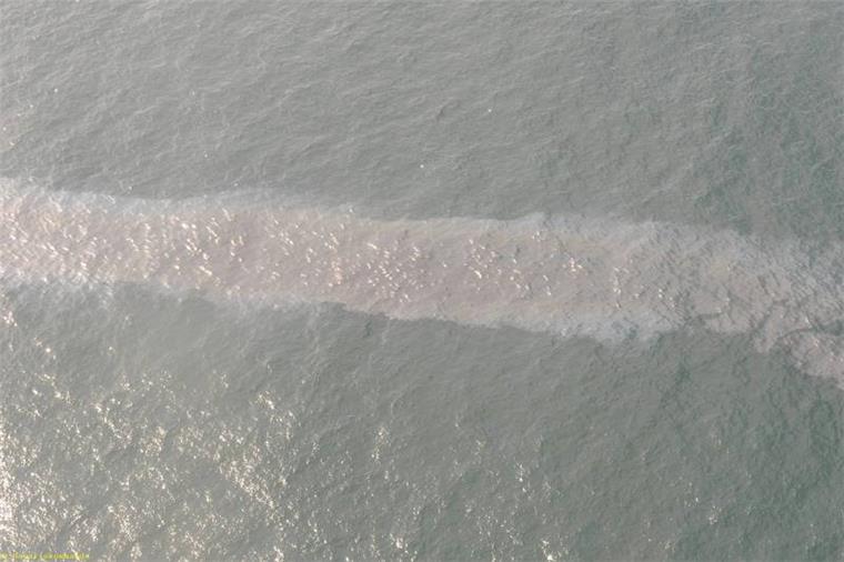 Die Ölspur wurde westlich von Helgoland entdeckt.
