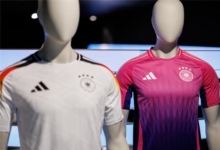 Ist DAS typisch Deutsch?: Das sind die DFB-Trikots für die Heim-EM Die offiziellen Trikots der deutschen Fußball-Nationalmannschaft für die kommende Fußball-Europameisterschaft 2024.