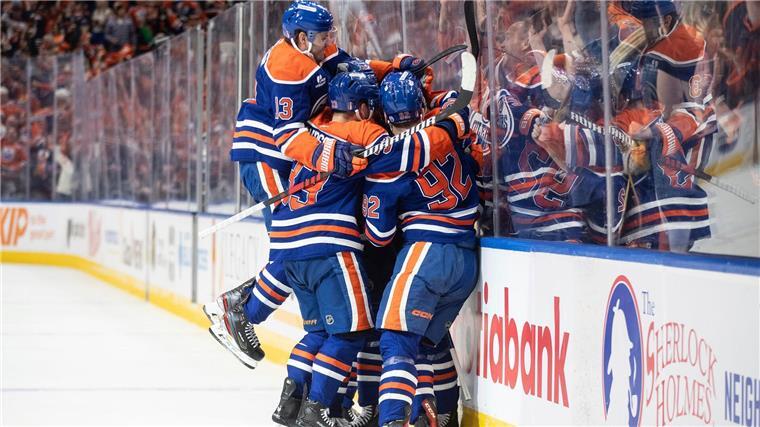 Draisaitl erreicht zweite Playoff-Runde - Stützle scheitert Die Oilers feiern den erneuten Einzug in die zweite Runde.