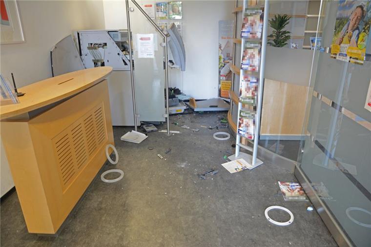 Geldautomat in Oldenburg gesprengt: Wohnhaus evakuiert Die Oldenburger Polizei sucht nach Zeugen: In der Nacht zu Montag ist ein Geldautomat gesprengt worden.