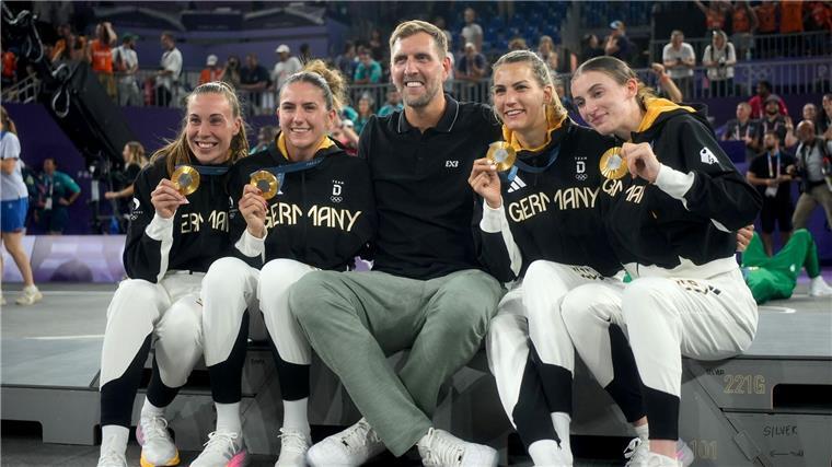 „Historische Nacht“: Olympia-Gold bringt 3x3 ins Rampenlicht Die Olympiasiegerinnen mit Dirk Nowitzki.