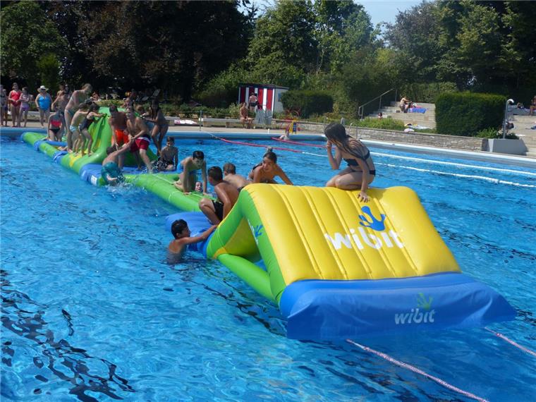 Poolympiade in Zevener Naturbad zum Ende der Saison Die Olympioniken haben fünf Stationen zu absolvieren - sowohl im Wasser als auch auf der Wiese des Naturbades.