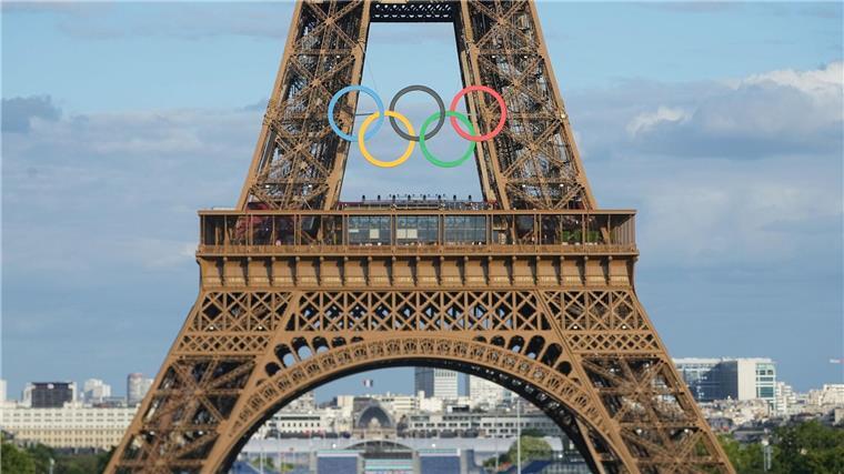 Olympische Ringe bleiben auf Eiffelturm in Paris Die Olympische Ringe sollen auch nach dem Ende von Olympia dauerhaft auf dem Eiffelturm bleiben (Archivbild).