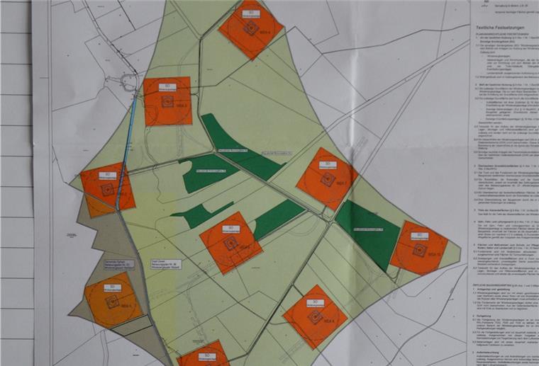 Die orangefarbigen Vierecke markieren mögliche Windradstandorte. Zwei der zehn Anlagen sind westlich der Aue vorgesehen, die den Windpark auf der Karte links durchfließt. Die grau unterlegte Fläche markiert das Gebiet der Gemeinde Gyhum.