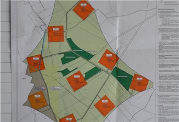 Die orangefarbigen Vierecke markieren mögliche Windradstandorte. Zwei der zehn Anlagen sind westlich der Aue vorgesehen, die den Windpark auf der Karte links durchfließt. Die grau unterlegte Fläche markiert das Gebiet der Gemeinde Gyhum.