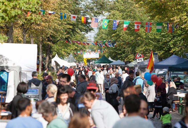 Bremerhaven: Goethestraße wird zur Festmeile Besucher laufen auf der Goethestraße in Bremerhaven.