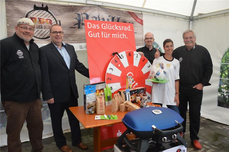 Die Organisatoren von „BBQ an der Burg“ haben viele Preise (von links): Thomas Karstädt, Bürgermeister Thorsten Krüger, Thomas Lindenau, Scarlett Gütschow und Peter Gütschow freuen sich auf Besucher.
