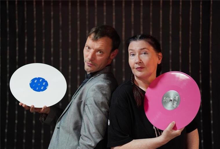 Zwei Menschen - links ein Mann, rechts eine Frau- halten jeweils eine Schallplatte in ihren Händen und gucken in die Kamera. Die orginalen DJs Arne und Rita aus dem 90er-Jahre-Kultclub Yesterday in der Schleusenstraße legen bei Tomorrow im Shiva auf.