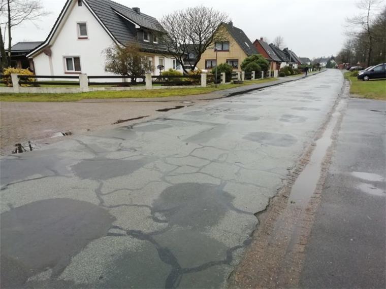 Ortsdurchfahrt in Holßel ist eine Schlaglochpiste Die Ortsdurchfahrt "Alte Dorfstraße" in Holßel ist in desolatem Zustand. Anwohner und Ortsbürgermeister erheben ihre Stimmen, doch die Stadt Geestland schiebt die Sanierung auf. Baubeginn ist hier frühestens 2023.